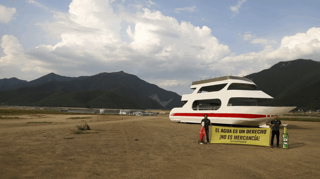 Activistas de Greenpeace en medio de las afectaciones de las sequías en Nuevo León. Sostienen una manta en la que se lee "El agua es un derecho, ¡No una mercancía!" Activistas de Greenpeace en medio de las afectaciones de las sequías en Nuevo León. Sostienen una manta en la que se lee "El agua es un derecho, ¡No una mercancía!"