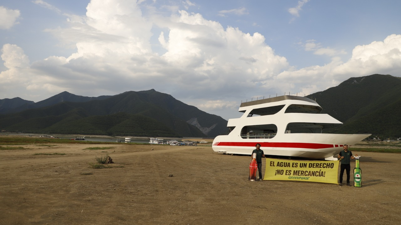 Activistas de Greenpeace en medio de las afectaciones de las sequías en Nuevo León. Sostienen una manta en la que se lee "El agua es un derecho, ¡No una mercancía!"