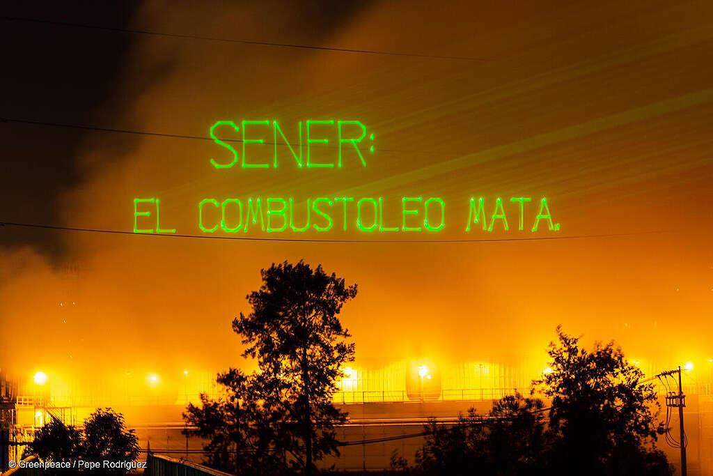 Greenpeace México proyecta diversos mensajes sobre la planta termoeléctrica de Tula, Hidalgo, en este se lee "SENER: El combustóleo mata".