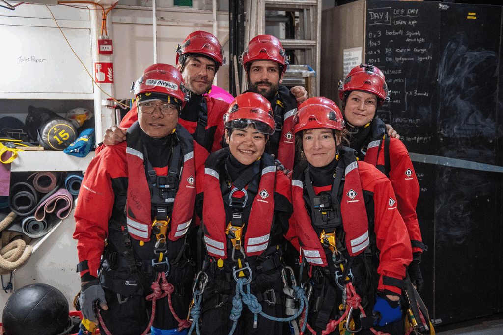 Retrato de 6 activistas de Greenpace en preparación para abordar un barco de Shell.