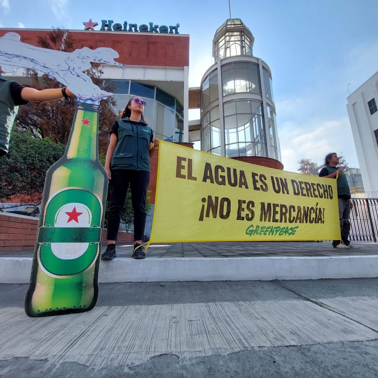 Greenpeace protesta para que empresas, los gobiernos y CONAGUA se comprometan con la justicia social en relación con la distribución y uso del agua