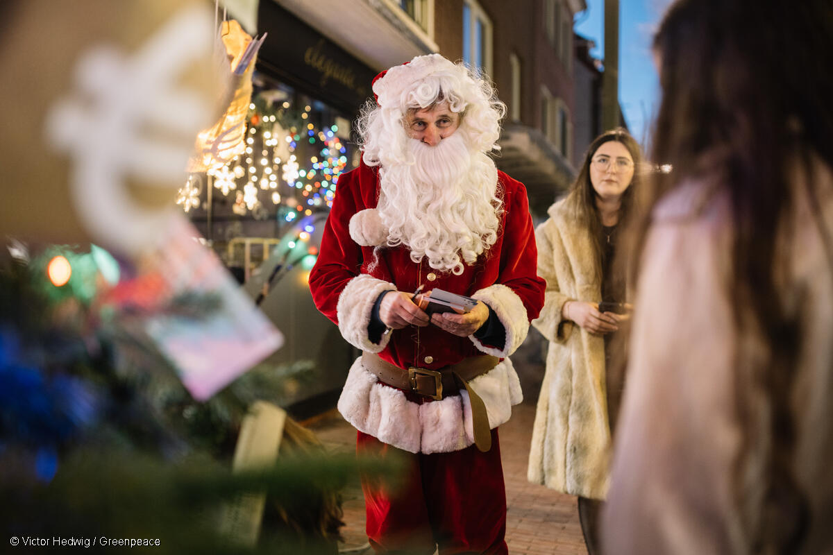 Activista de Greenpeace disfrazado de Santa Claus durante la Campaña de Adviento Interactiva en Alemania.