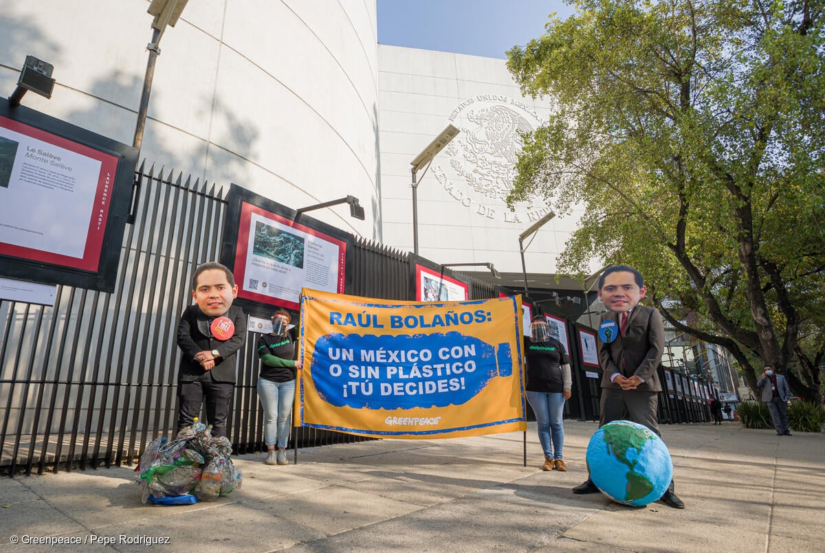 Activistas de Greenpeace México en Acción en la Comisión de Medio Ambiente del Senado en México con máscaras de Raúl Bolaños-Cacho Cué y mantas en las que se lee "Raúl Bolaños: Un México con o sin plástico, tú decides".
