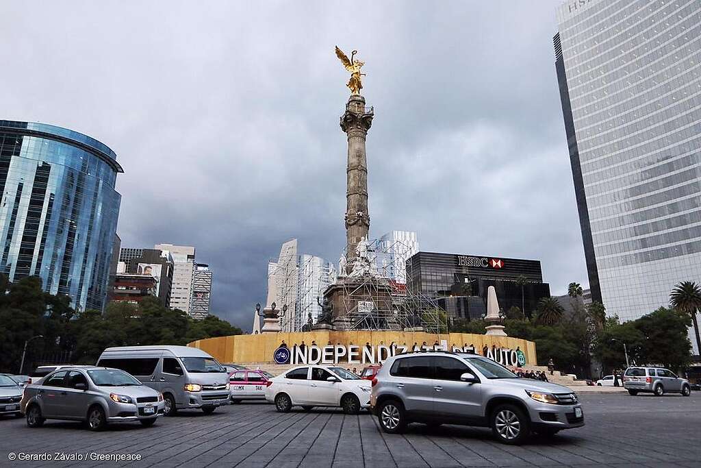 Fotografía de automóviles frente al Ángel de la Independencia.