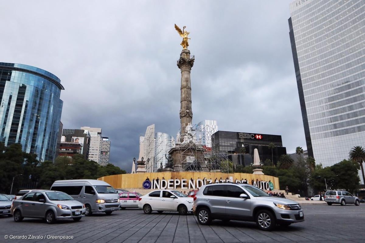 Fotografía de automóviles frente al Ángel de la Independencia.