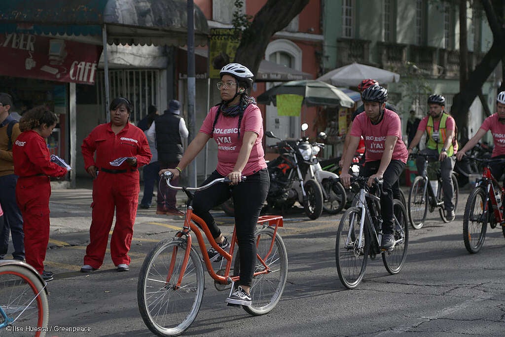 Activistas de Greenpeace protestan con bicicletas afuera de la oficina de SEMOVI para denunciar el retraso en la ejecución del proyecto de movilidad Trolebici.