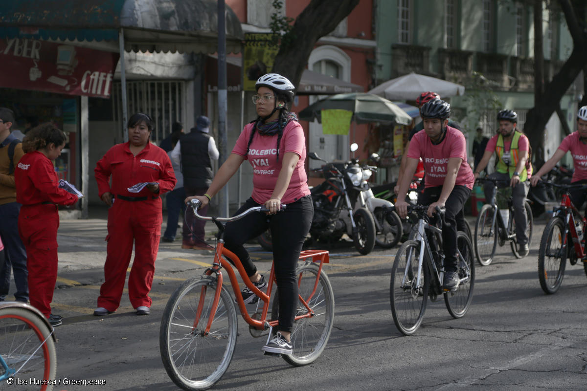 Activistas de Greenpeace protestan con bicicletas afuera de la oficina de SEMOVI para denunciar el retraso en la ejecución del proyecto de movilidad Trolebici.