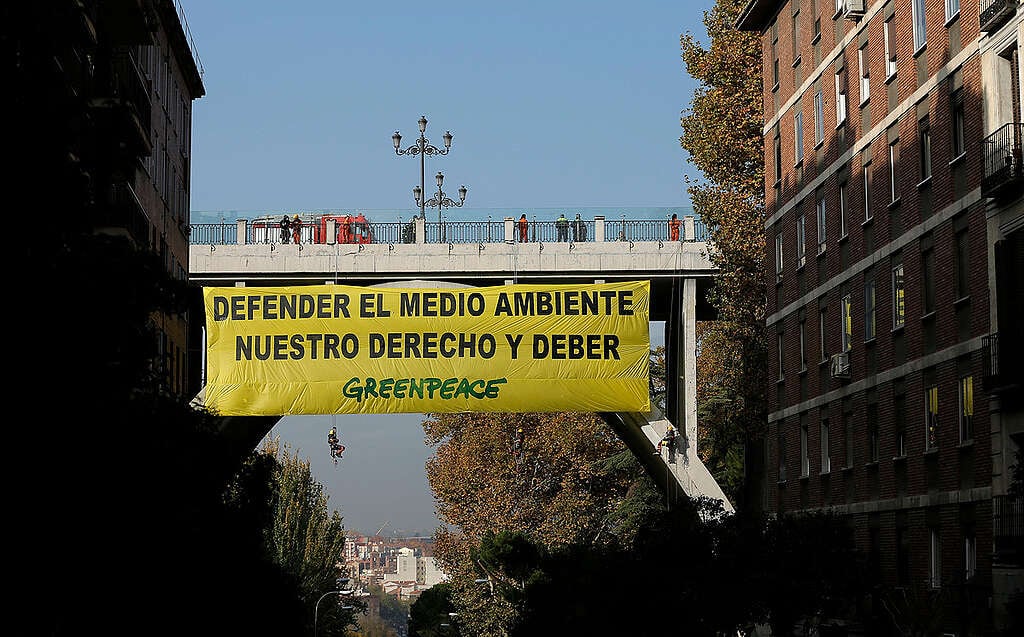 Right to Protect the Environment Banner in Spain. © Jose Luis Roca / Greenpeace Right to Protect the Environment Banner in Spain. © Jose Luis Roca / Greenpeace