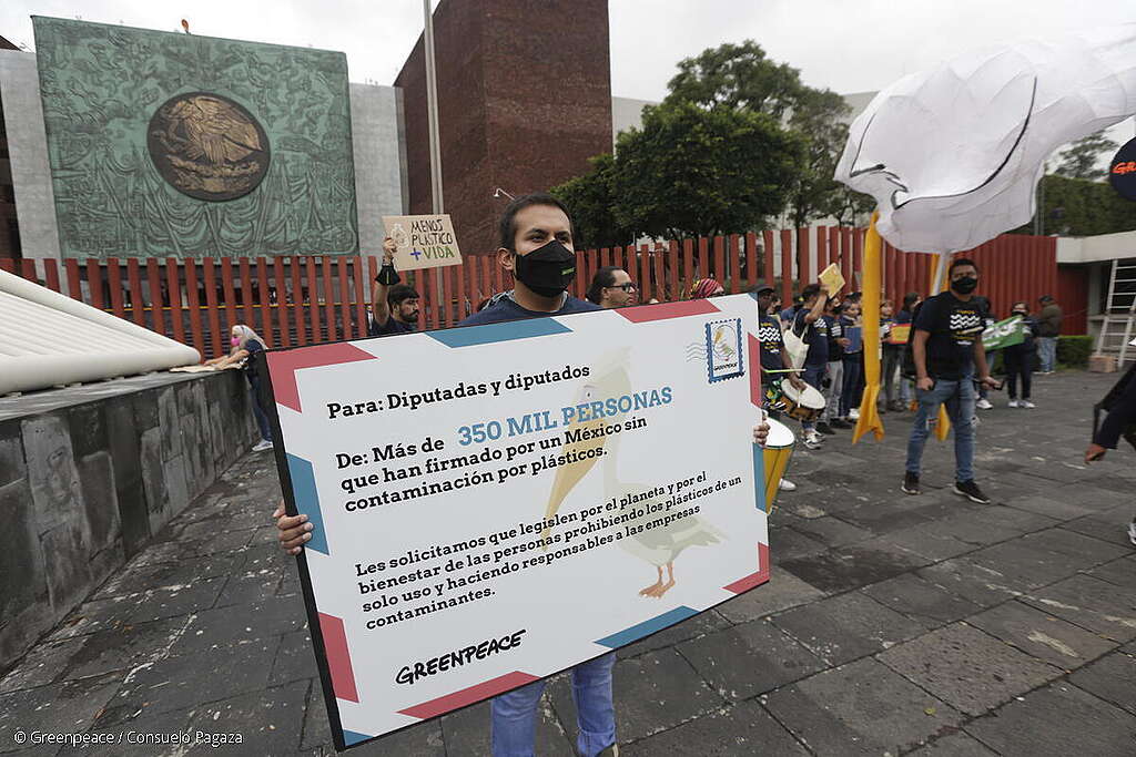 Activista de Greenpeace México sostiene una carta gigante de forma simbólica para entregar más de 350 mil firmas para exigir que no haya retrocesos en las reformas a la Ley de Residuos y la Ley de Economía Circular. 