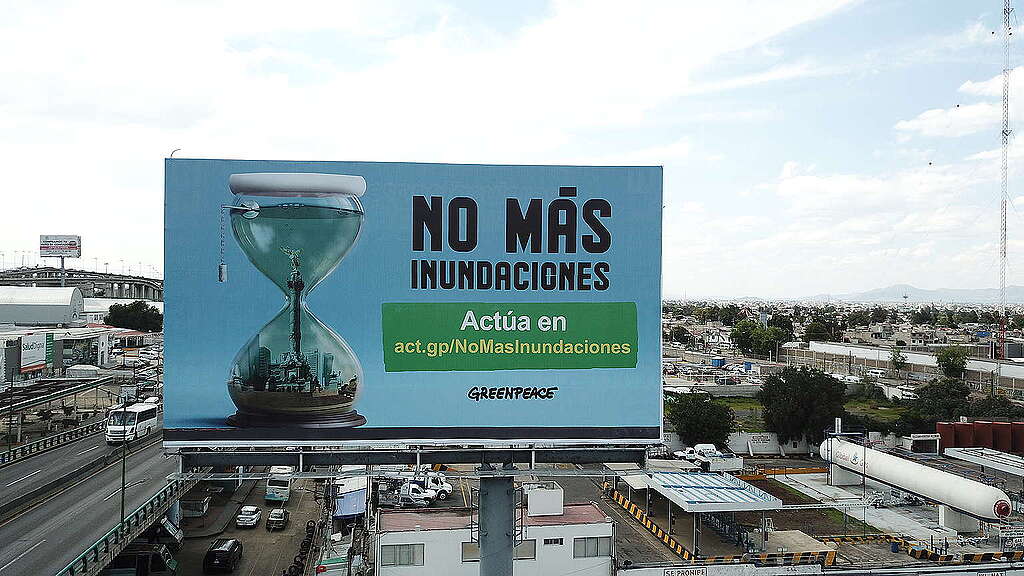 Fotografía panorámica de un espectacular de Greenpeace México en la Ciudad de México en el que se lee "No más inundaciones".