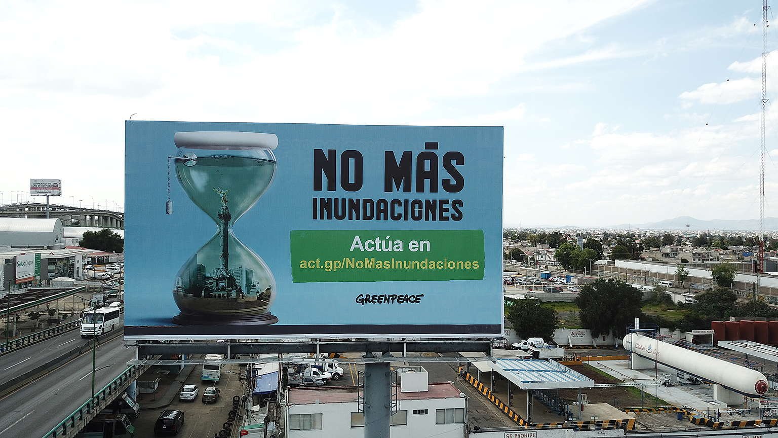 Fotografía panorámica de un espectacular de Greenpeace México en la Ciudad de México en el que se lee "No más inundaciones".
