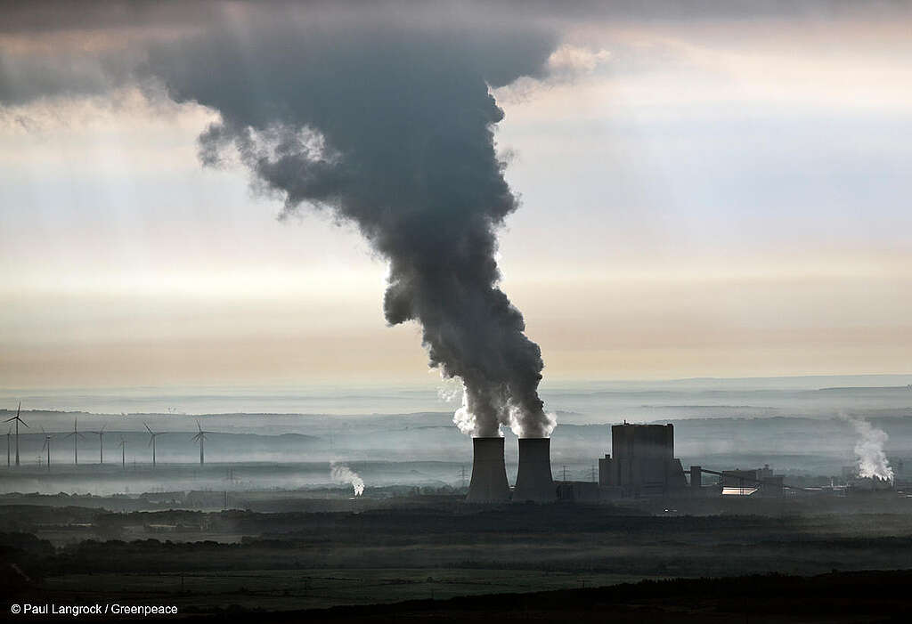 Toma aérea de una central arrojándose gases contaminantes.