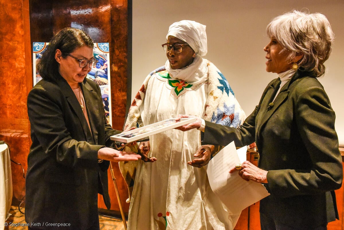 En la fotografía se muestra a Jane Fonda, Anta Diouf y Rena Lee entre negociaciones de la ONU por un Tratado Global de Océanos.
