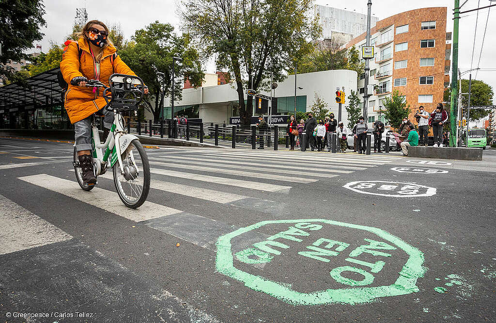 Fotografía de una bicicleta andando en Avenida Insurgentes "Etiquetada" para ciclovías permanentes. Fotografía de una bicicleta andando en Avenida Insurgentes "Etiquetada" para ciclovías permanentes.