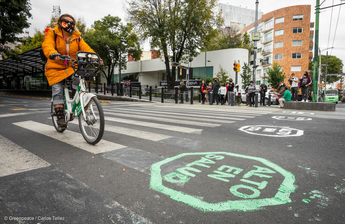Fotografía de una bicicleta andando en Avenida Insurgentes "Etiquetada" para ciclovías permanentes.