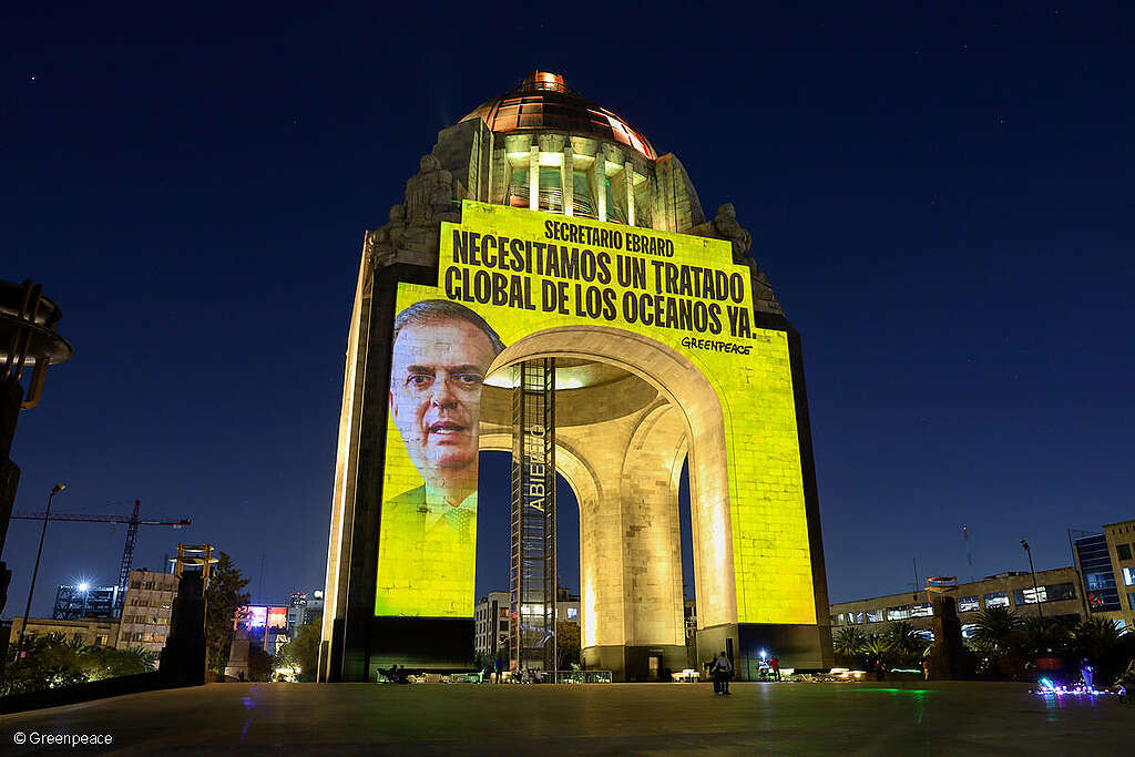 Proyección en el Monumento a la Revolución dirigida a Marcelo Ebrad, en la que se lee "Necesitamos un Tratado Global de Océanos YA".