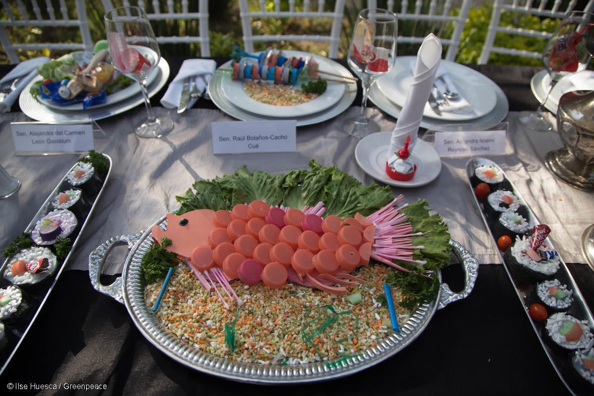 Banquete de Plástico en el Senado de la República en México; se simulan peces elaborados con piezas y residuos plásticos.