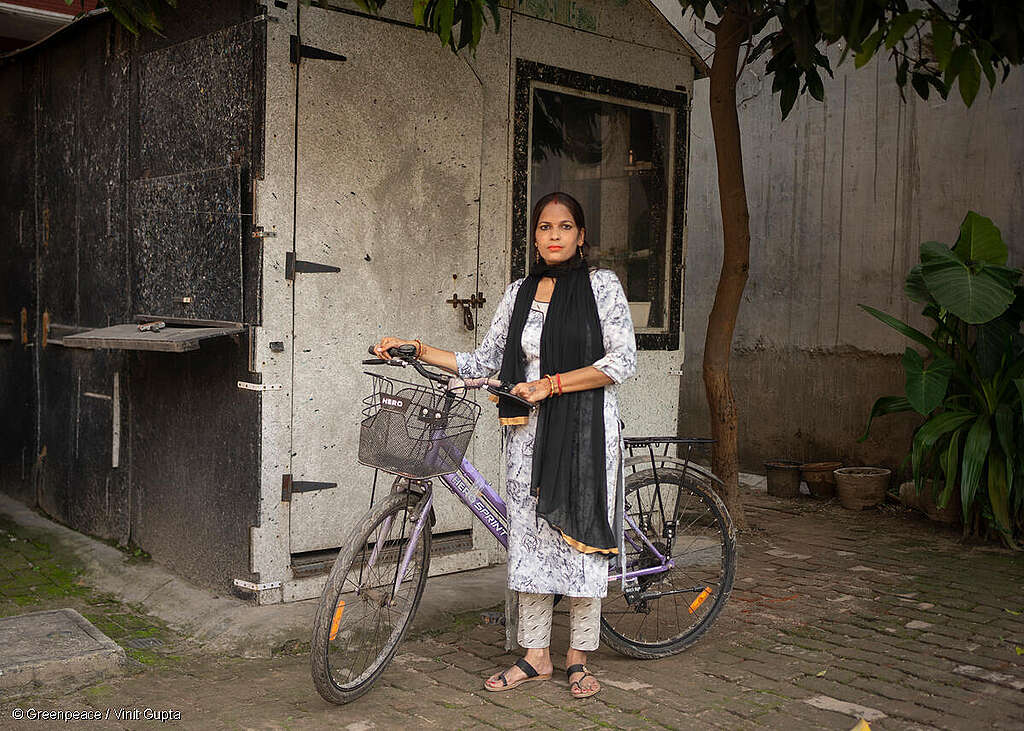 Retrato de Kusum Lata junto a su bicicleta fuera de su hogar. Retrato de Kusum Lata junto a su bicicleta fuera de su hogar.