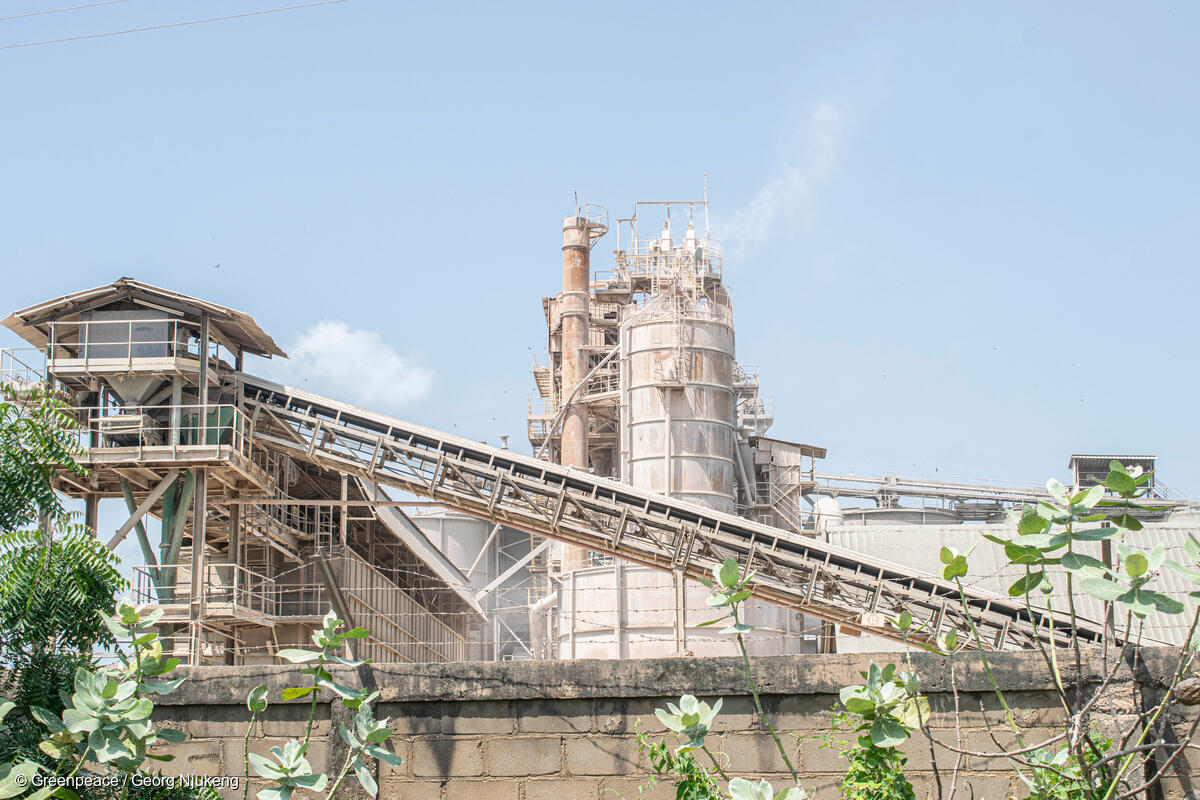 Fotografía panorámica de la estructura de una cementera.