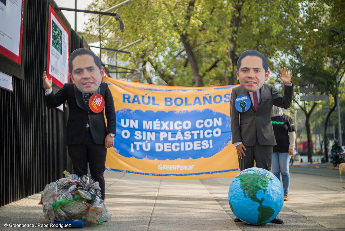 Activistas de Greenpeace México, fuera del Senado usando máscaras de Raúl Bolaños-Cacho Cué para exigir que cumpla con su deber y proponga una reforma legislativa a la Ley General para la Prevención y Gestión Integral de los Residuos (LGPGIR)