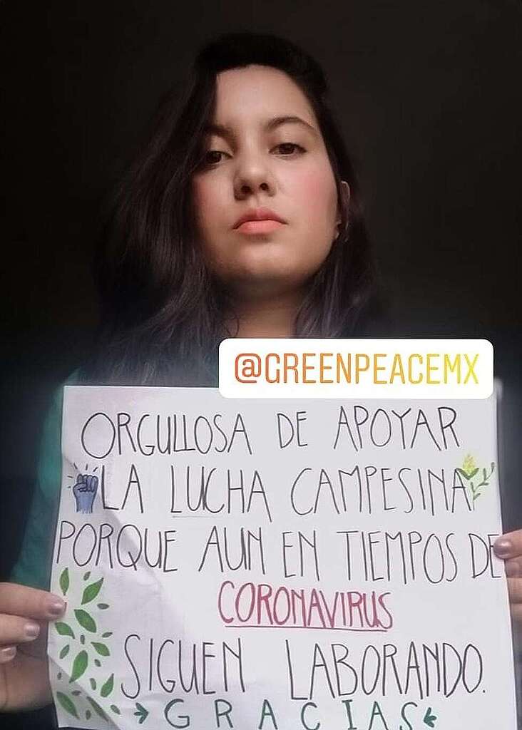 Fotografía de Wendoline Soto, voluntaria de Greenpeace México, en acción digital sosteniendo un cartel que dice "Orgullosa de apoyar la lucha campesina porque aún en tiempos de coronavirus siguen laborando".