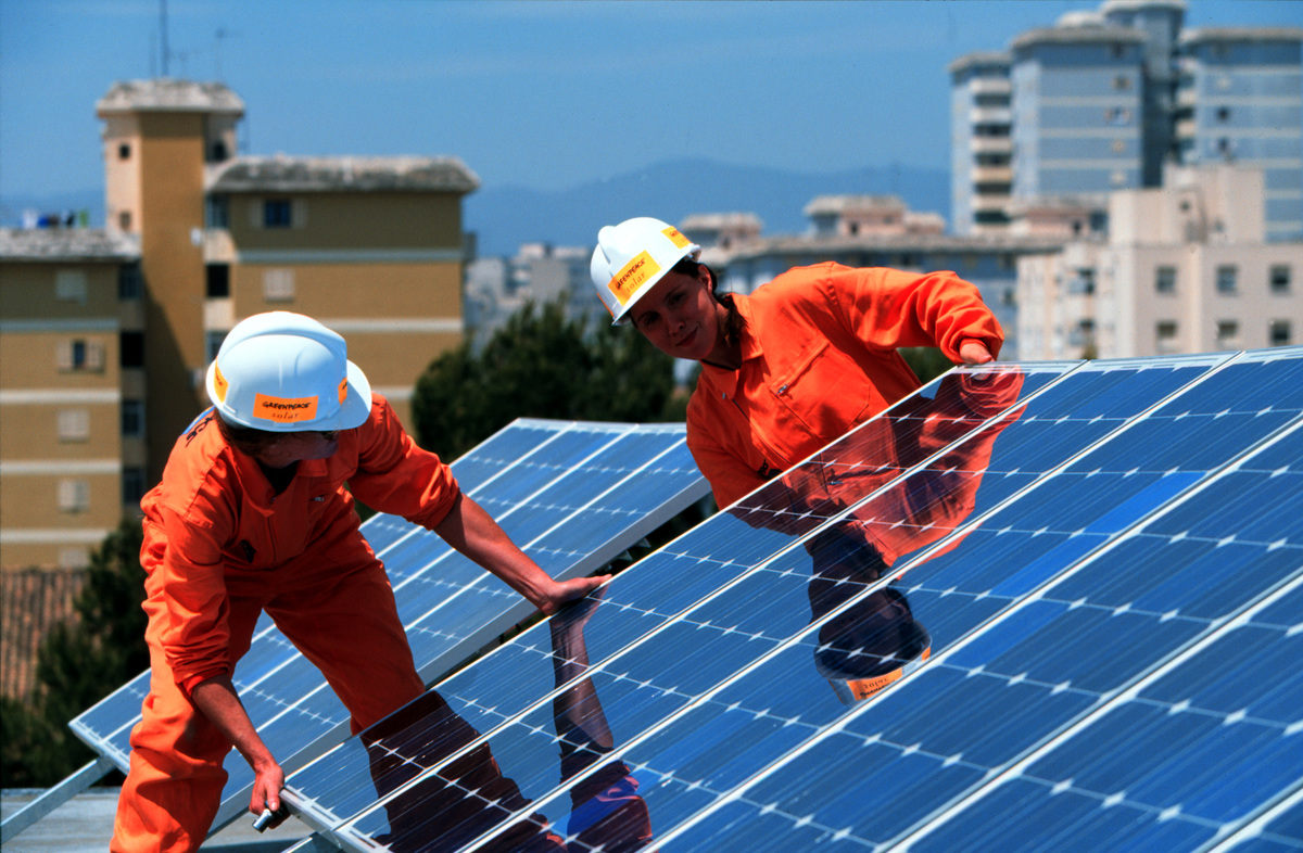 Greenpeace installs Solar Panels on a School in Palma de Mallorca, Spain. © Greenpeace / Clive Shirley Greenpeace installs Solar Panels on a School in Palma de Mallorca, Spain. © Greenpeace / Clive Shirley