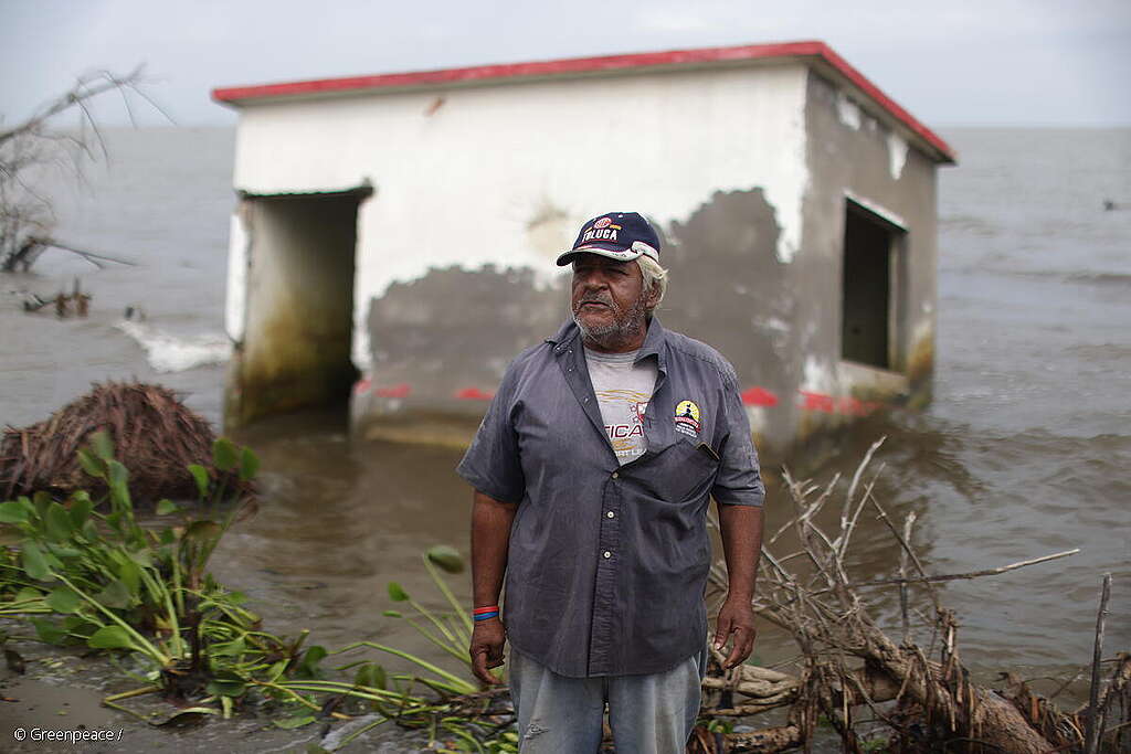 Fotografía de un hombre en medio de las afectaciones de la Comunidad El Bosque en Tabasco como consecuencia del cambio climático.
