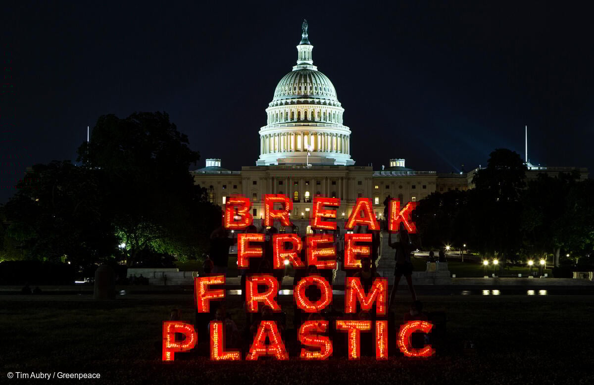 Un mensaje de "Libérense del Plástico" ilumina la noche cerca del Capitolio de los Estados Unidos en Washington.