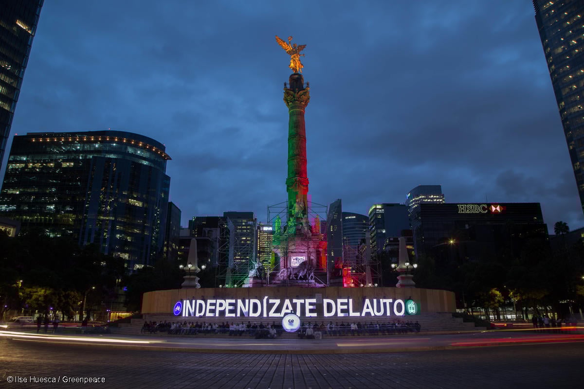 Fotografía del Ángel de la Independencia al anochecer iluminado por