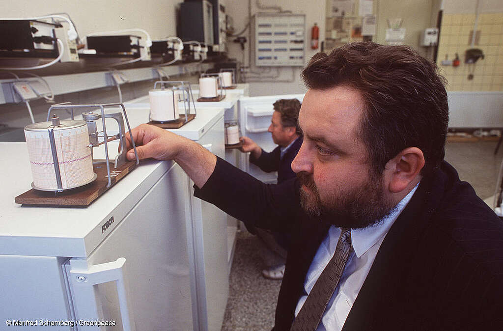 Retrato de Reinhard Penzis, mostrando la tecnología de Greenfreeze.