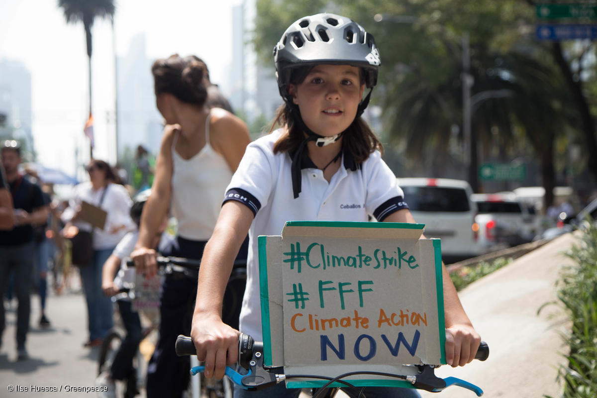 Fotografía de una niña en bicicleta durante la Marcha de la Huelga Climática Global, 2019.