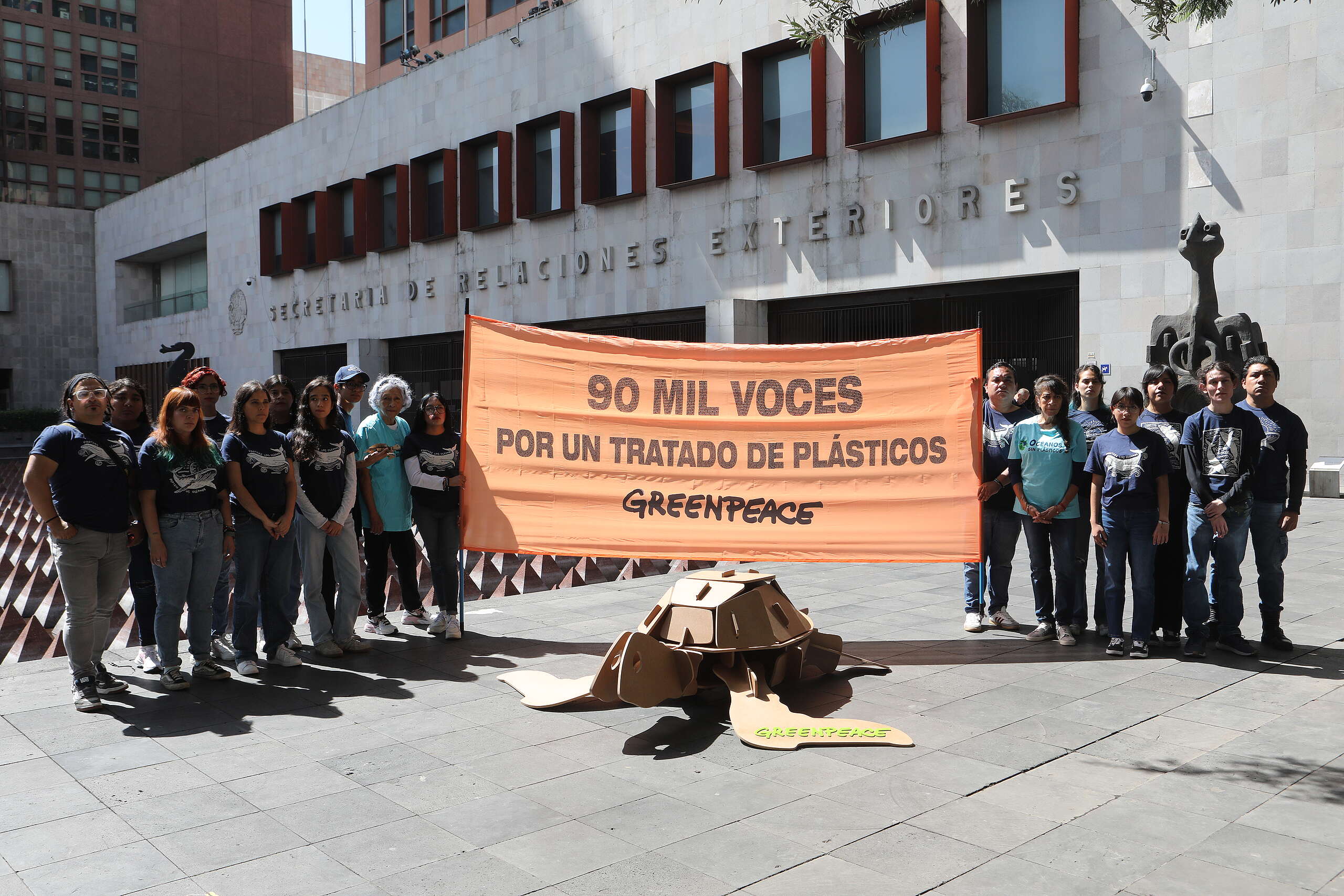 Greenpeace México se manifiesta frente a Cancillería, lleva 90 mil voces por los Océanos