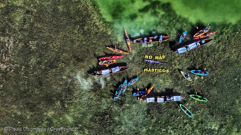 Activistas ambientales en kayaks muestran el mensaje "No más plásticos" en forma de cocodrilo en la Laguna Nichupté en Cancún, México. Activistas ambientales en kayaks muestran el mensaje "No más plásticos" en forma de cocodrilo en la Laguna Nichupté en Cancún, México.