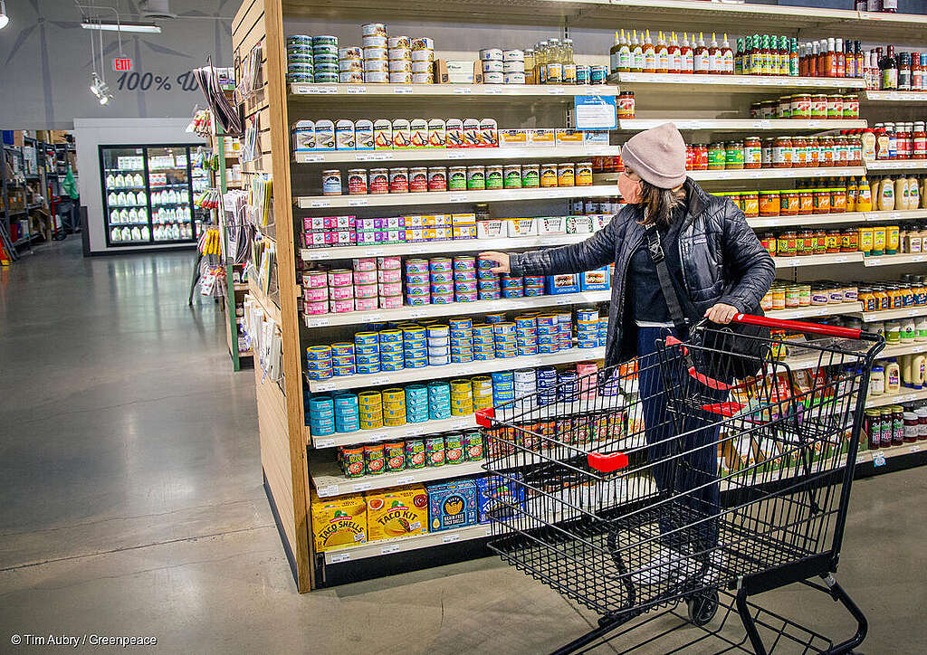Fotografía de una mujer con un carrito recorriendo pasillos de un supermercado.