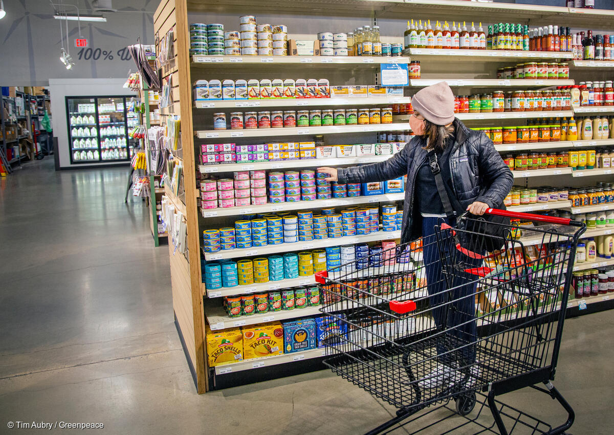 Fotografía de una mujer con un carrito recorriendo pasillos de un supermercado.