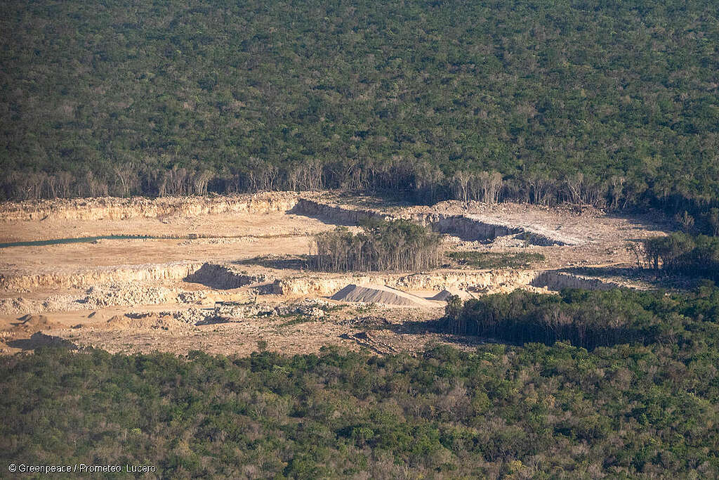 Vista aérea de la extracción minera en la mina sascab en San Francisco Paa Mul, Solidaridad, Quintana Roo. Vista aérea de la extracción minera en la mina sascab en San Francisco Paa Mul, Solidaridad, Quintana Roo.