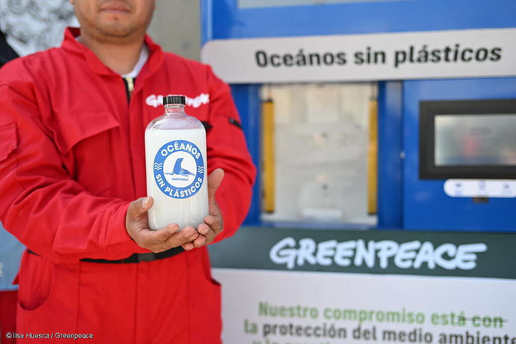 Activista de Greenpeace México sostiene una botella rellenable para mostrar alternativas a los plásticos de un solo uso. Activista de Greenpeace México sostiene una botella rellenable para mostrar alternativas a los plásticos de un solo uso.