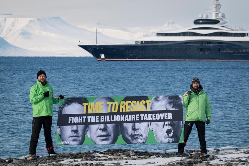 Activistas de Greenpeace Svalbard frente al lujoso yate Launchpad de Mark Zuckerberg, sostienen una manta en la que se lee el mensaje: Es tiempo de resistir, ¡Detengan la toma de control de los multimillonarios!.