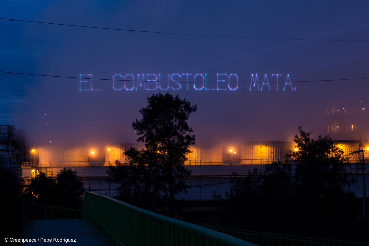 Greenpeace México proyecta mensaje sobre la planta termoeléctrica de Tula, Hidalgo: "El combustóleo mata".