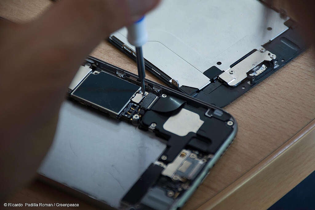 Fotografía de un celular abierto, listo para ser reparado.