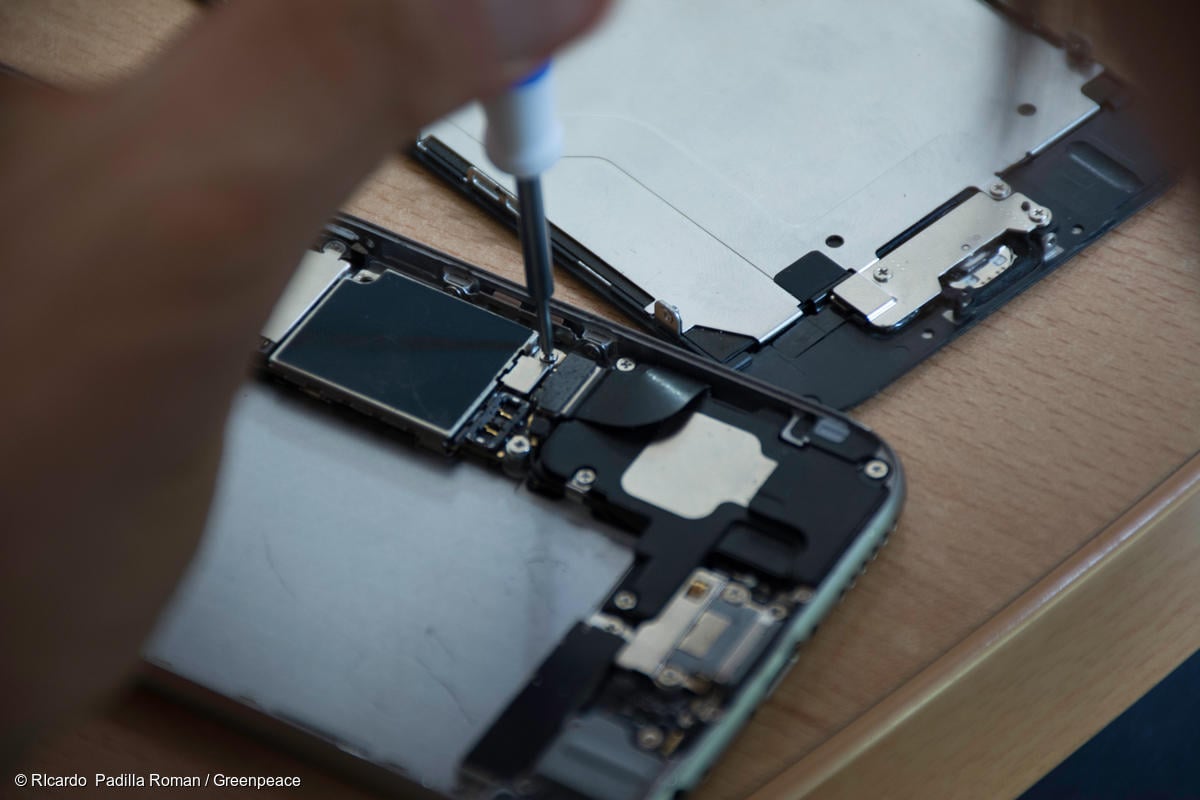 Fotografía de un celular abierto, listo para ser reparado.