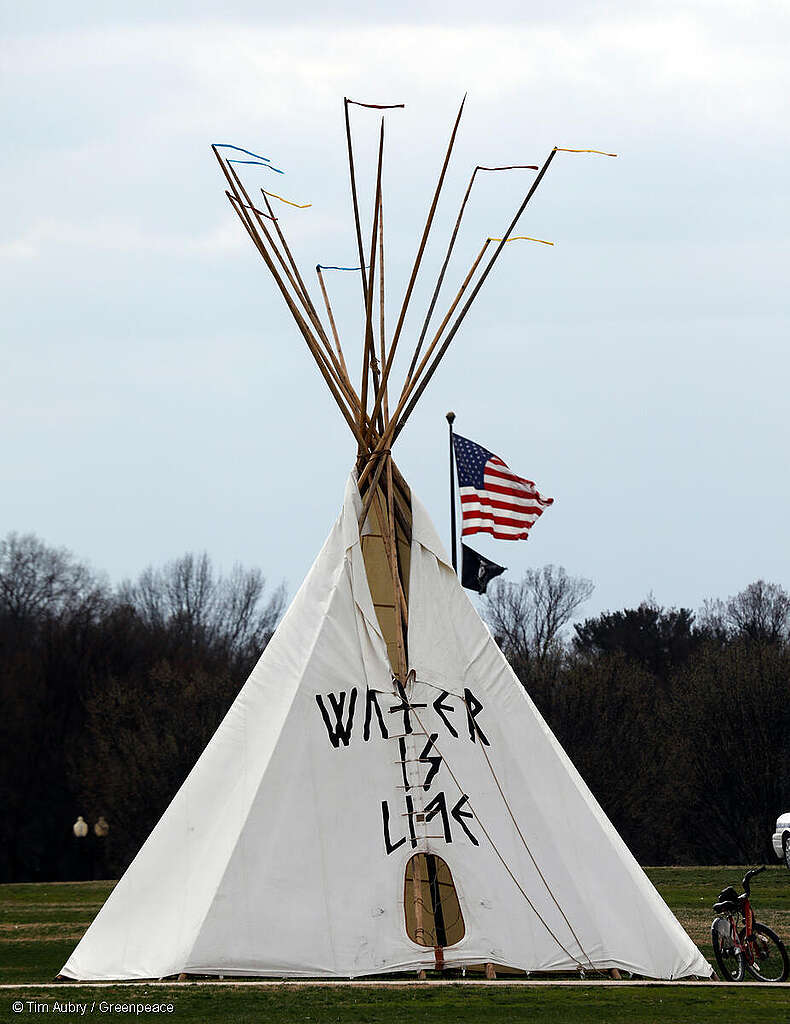 Fotografía de un Teepee cerca de la Casa Blanca en Washington D.C. como parte de una acción en solidaridad con los pueblos indígenas. En él se lee "El agua es vida".