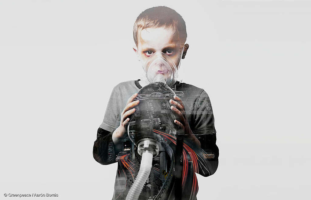 Una imagen compuesta muestra a un niño respirando con un inhalador mientras se ven autos en el tráfico en las autopistas en su camisa.
