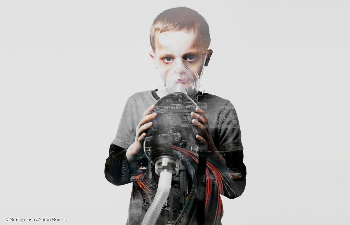 Una imagen compuesta muestra a un niño respirando con un inhalador mientras se ven autos en el tráfico en las autopistas en su camisa.