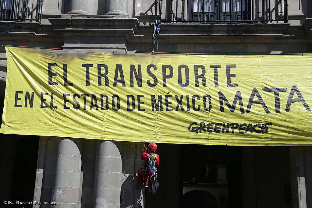 Activistas de Greenpeace México colocan una pancarta de 30 metros cuadrados en el balcón principal del Palacio de Gobierno del Estado de México con el texto "El Transporte en el Estado de México mata".