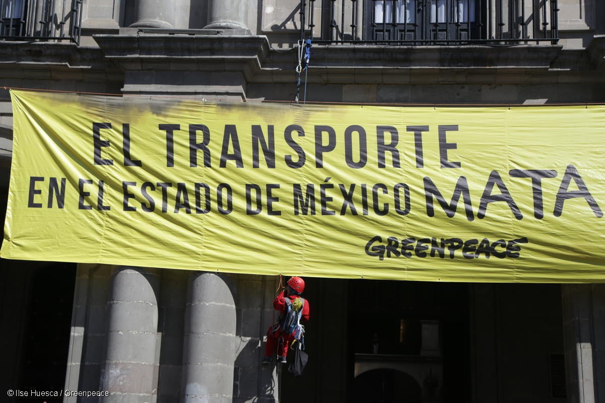 Activistas de Greenpeace México colocan una pancarta de 30 metros cuadrados en el balcón principal del Palacio de Gobierno del Estado de México con el texto "El Transporte en el Estado de México mata".