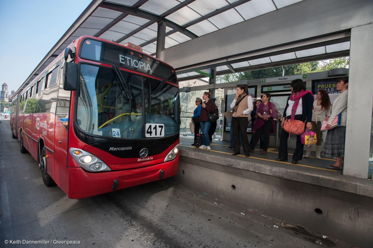 Fotografía del Metrobús de la Ciudad de México.