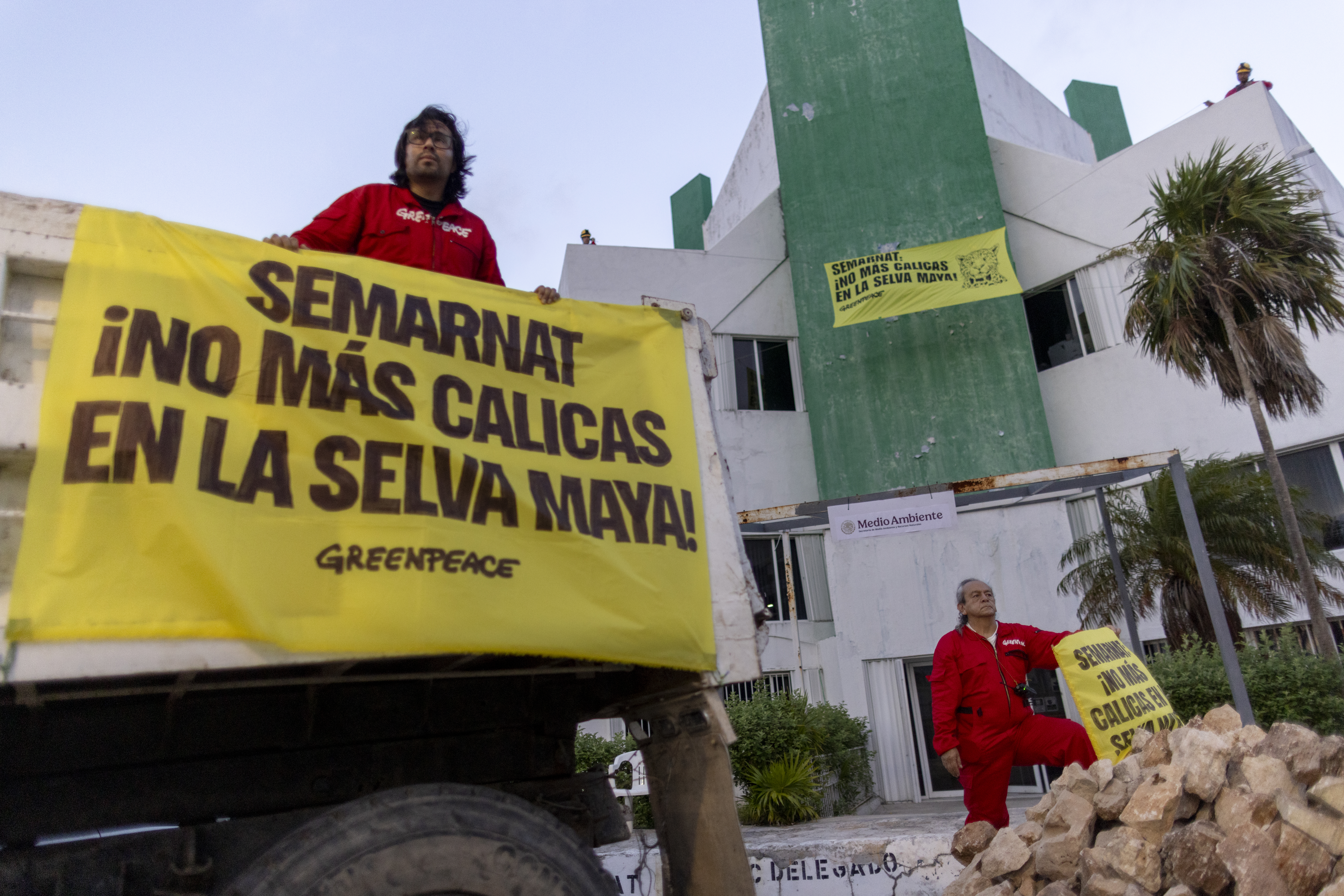 Greenpeace vuelca material pétreo frente a la SEMARNAT y exige:  ¡No más Calicas en la Selva Maya!
