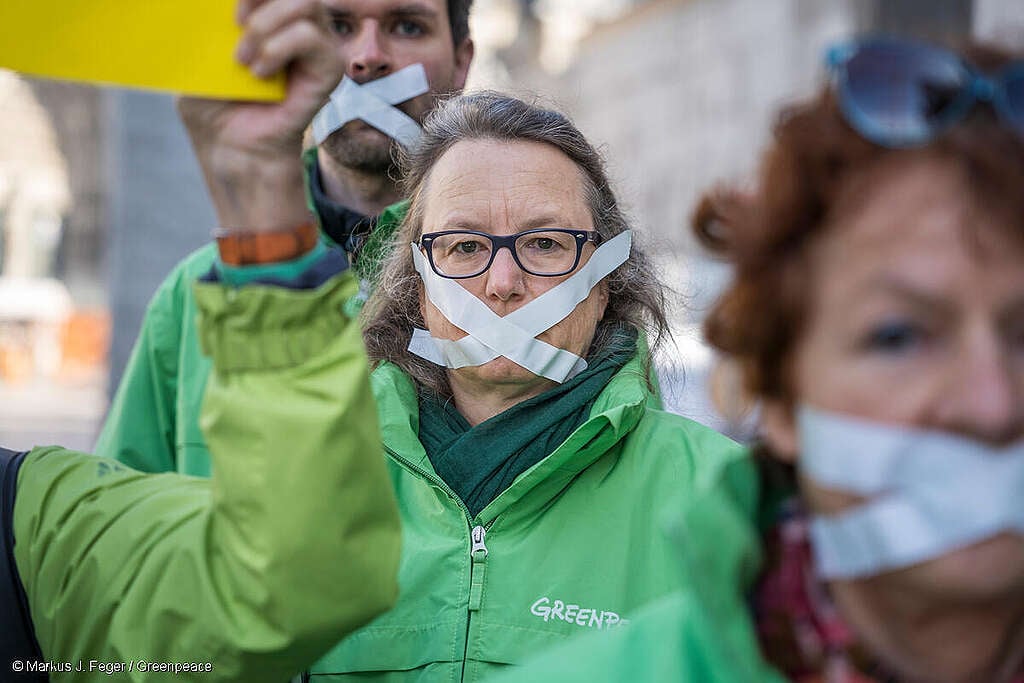 Retrato de una activista de Greenpeace con cintas en la boca formando una X, haciendo alusión al silencio. Retrato de una activista de Greenpeace con cintas en la boca formando una X, haciendo alusión al silencio.
