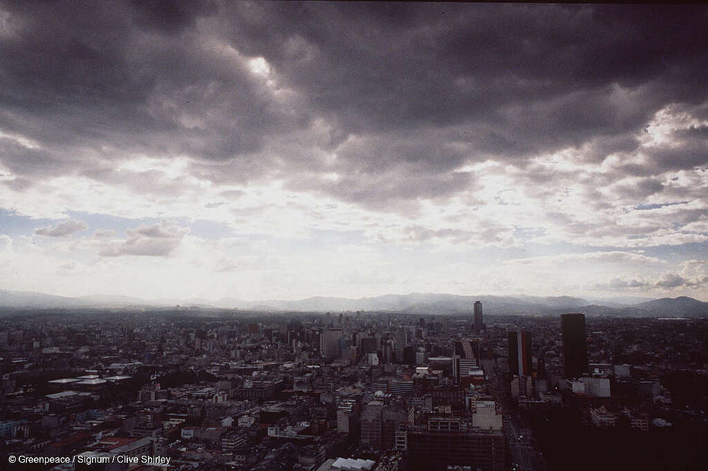 Toma aérea de la Ciudad de México en la que se evidencia la contaminación del aire visualizando smog y nubes oscuras sobre la ciudad. Toma aérea de la Ciudad de México en la que se evidencia la contaminación del aire visualizando smog y nubes oscuras sobre la ciudad.